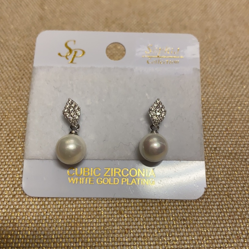 Two pairs pearl earrings. Perfect for brides - Picture 2 of 3